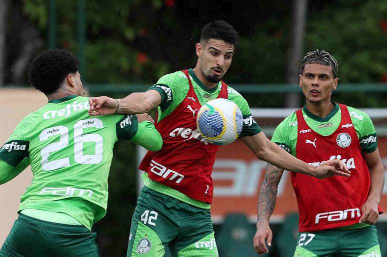 Murillo y Flaco López (D) durante el entrenamiento en la Academia de Fútbol (