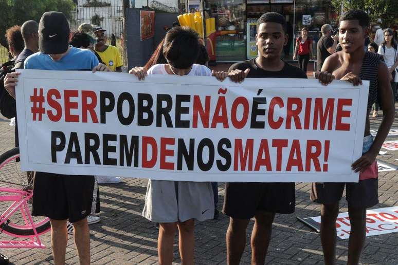 Protesto após a ação policial matar 14 pessoas no Guarujá em 2014