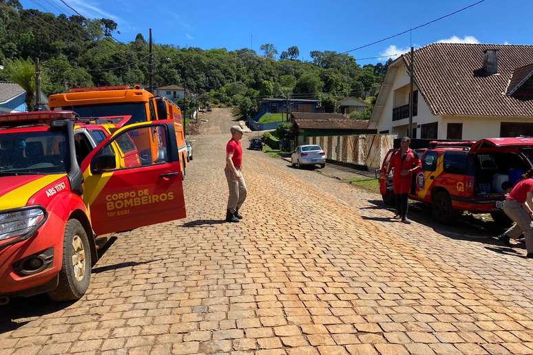 Bombeiros fazem buscas por criança de 3 anos desaparecida