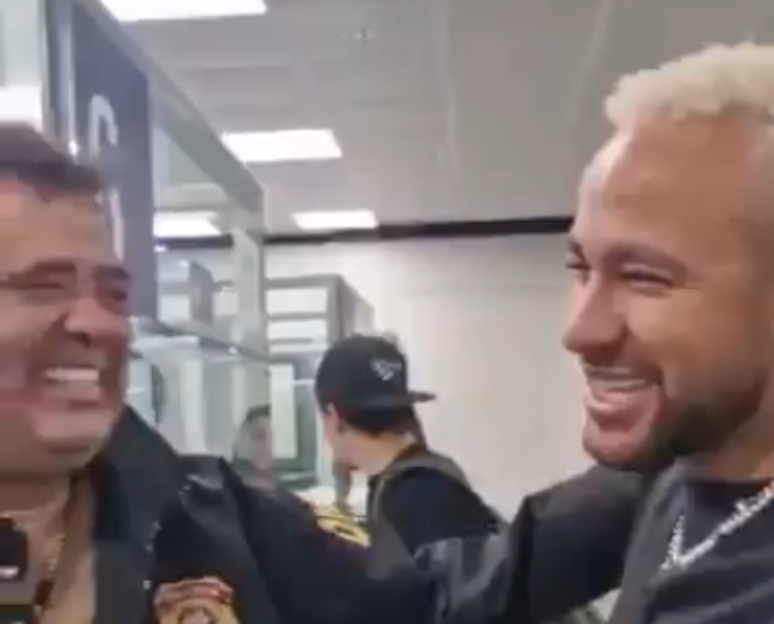 Quando agente da Polícia Federal abordou Neymar, ele estava brincando