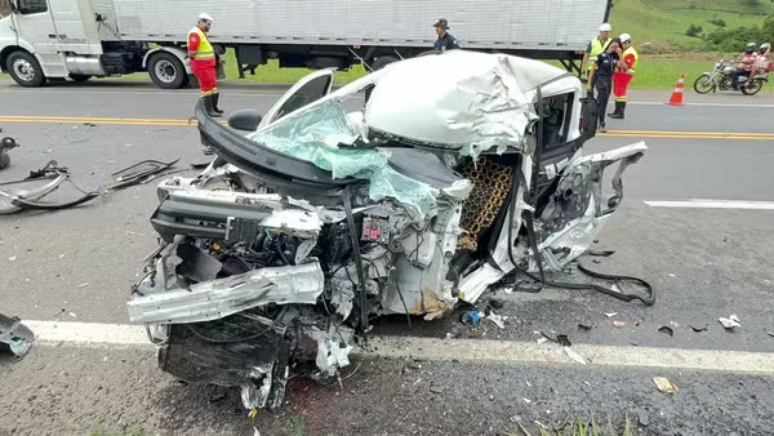 Carro ficou destruído após colisão com caminhão