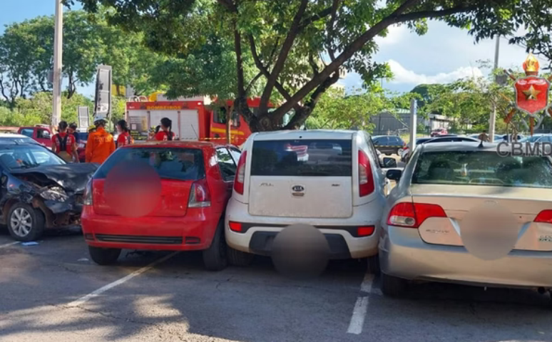 Os veículos atingidos estavam estacionados