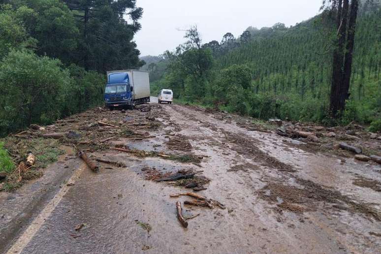 Estrada também foi impactada por forte chuva no Paraná