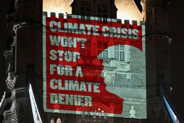 Ativistas do clima projetam mensagem que diz "A crise climática não vai parar para um negacionista", na Tower Bridge, em Londres, com a silhueta de Donald Trump, frente à COP29 (7/11/2024)