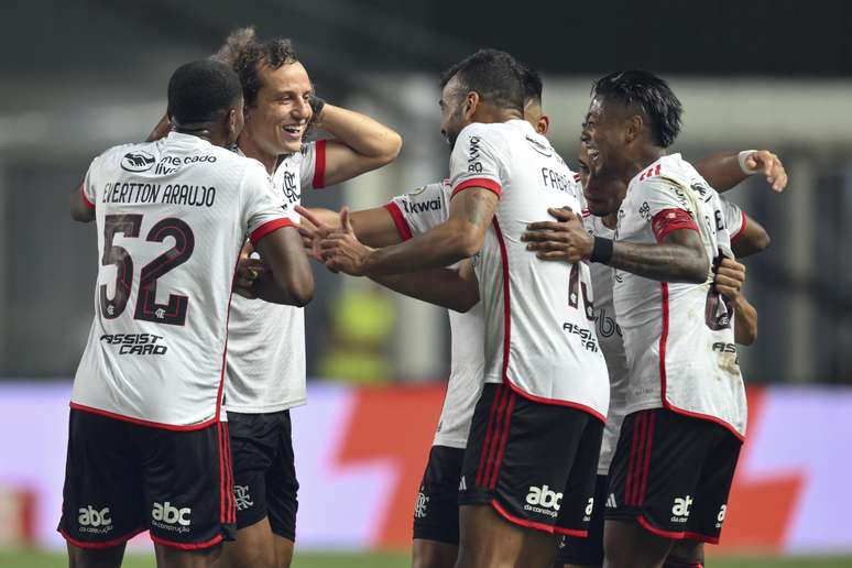 Bruno Henrique com a braçadeira de capitão ao lado dos companheiros de Flamengo