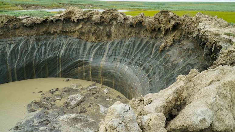 Uma cratera gigante na Península de Yamal, no noroeste da Sibéria, indicando o colapso do permafrost