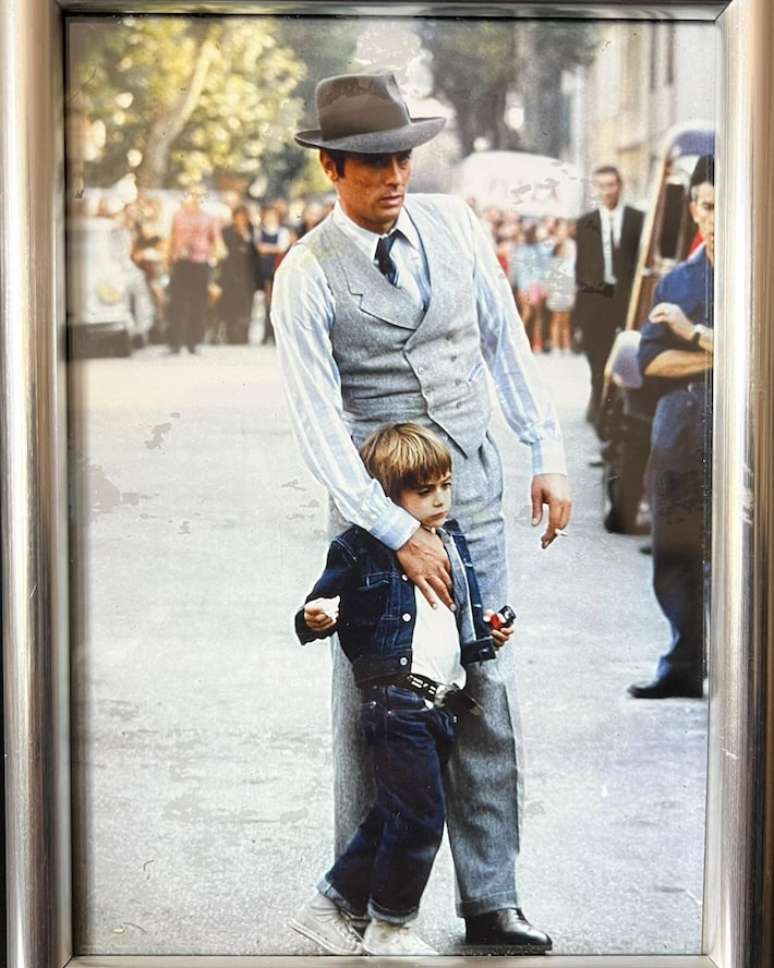 Anthony Delon compartilhou uma foto com o pai, o astro francês Alain Delon, em junho, quando se comemora o Dia dos Pais na França.