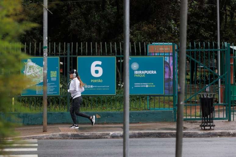 Movimentação em frente ao portão 6 do Parque do Ibirapura.