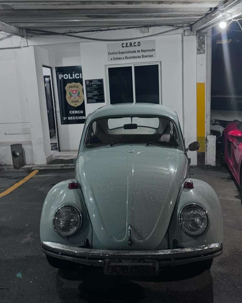 O Fusca azul recuperado do ator Leandro Lima no pátio da Polícia Civil