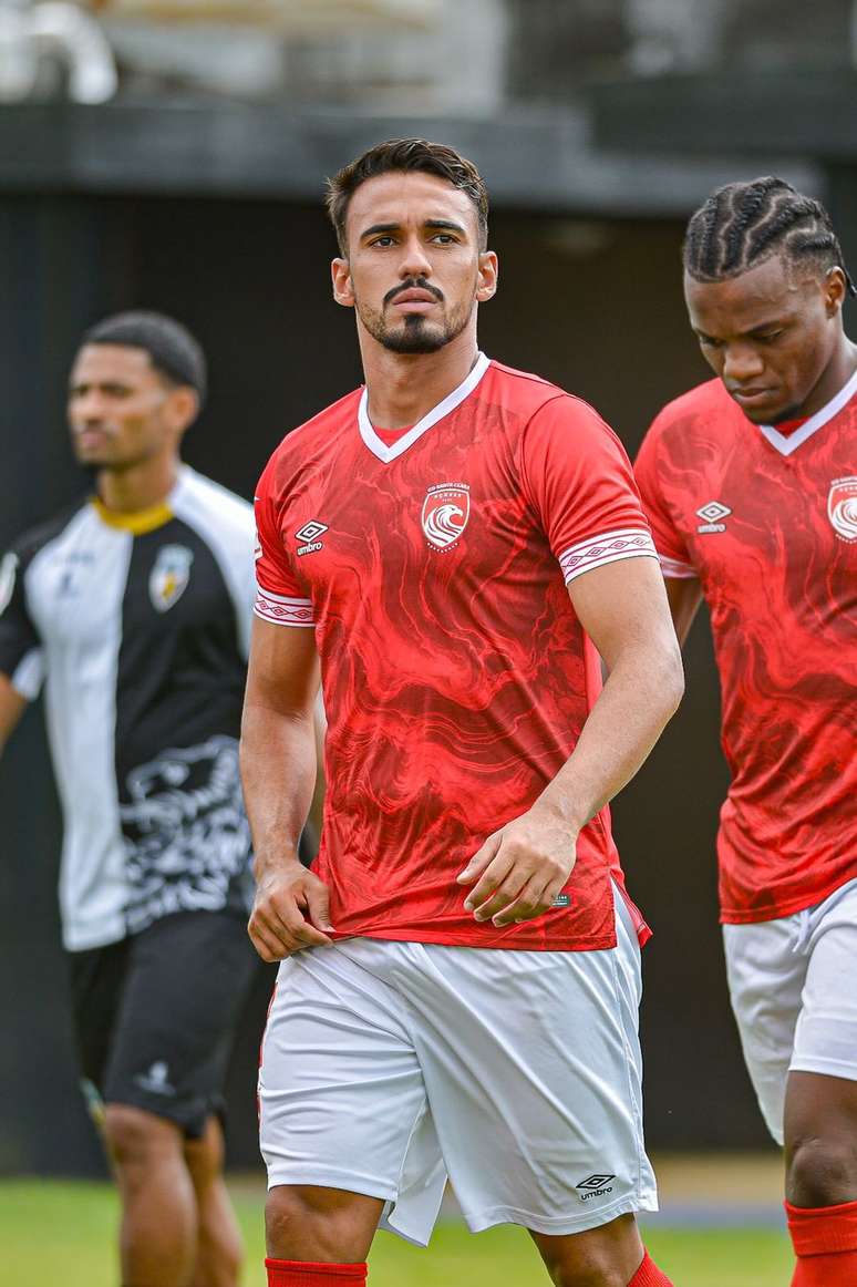 Caio Ribas atuando pelo Santa Clara de Portugal.