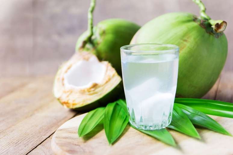 A água de coco, além de deliciosa, é benéfica para a saúde