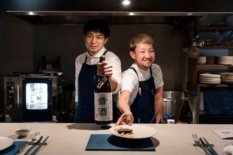 Sake sommelier Satoru Mikoshiba e Chef Yuta Ido-Maen.