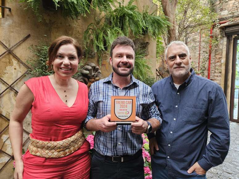 Giselli Cardoso e Rafael Filon receberam o troféu de Sergio Quintanilha