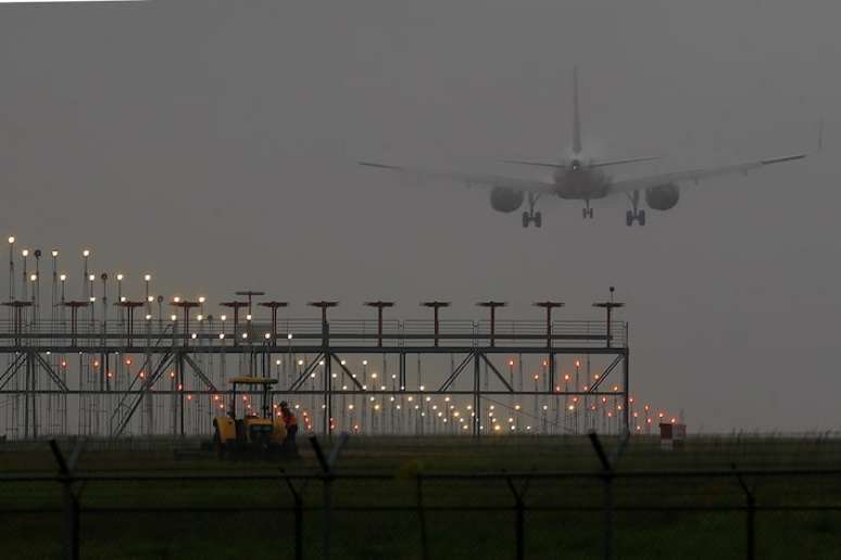 Pista de pousos e decolagens do aeroporto de Cumbica, em Guarulhos; terminal de cargas do local passa por sobrecarga