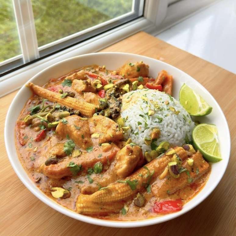 Frango ao curry, um dos pratos típicos de Trinidad & Tobago