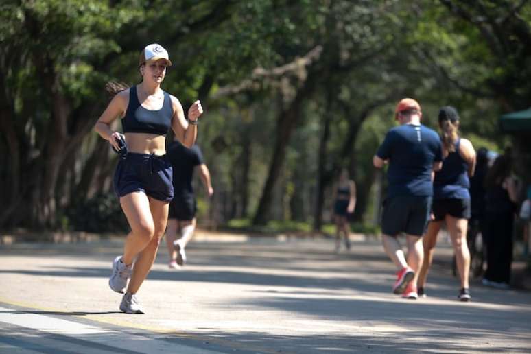 Pessoas fazendo exercícios no Parque do Ibirapuera.