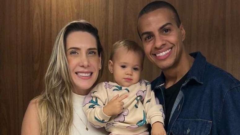 O casal Bruna Matuti e Thiago Oliveira com a filhinha, Ella