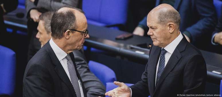 Líder da oposição, Friedrich Merz (esq.), e chanceler alemão, Olaf Scholz