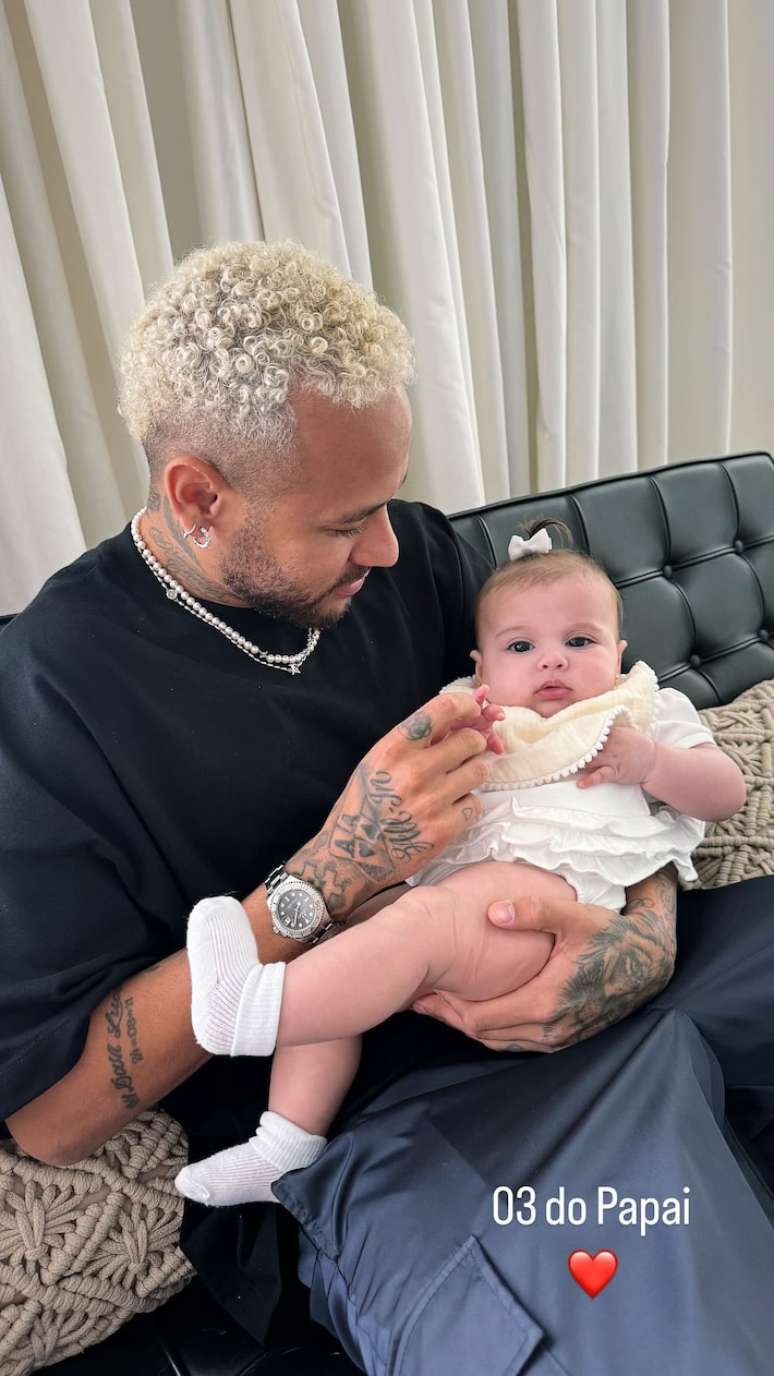 Primeira foto de Neymar com Helena no colo. A bebê tem apenas 4 meses e é fruto do affair com a influenciadora Amanda Kimberlly.