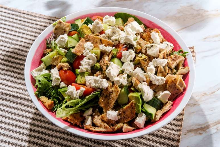 Salada de frango com queijo branco