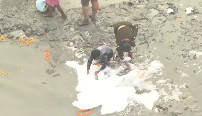 Devotos se banham em rio poluído durante festival na Índia