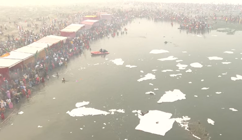 Devotos se banham em rio poluído durante festival na Índia