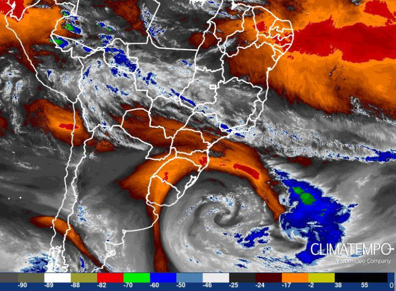 Satélites preveem formação de ciclone bomba no Oceano Atlântico 