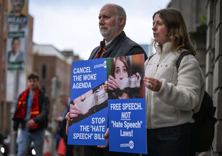 Ativistas do movimento "CitizenGO" fazem um protesto simbólico em Dublin, na Irlanda, pedindo o fim do "discurso de ódio woke"