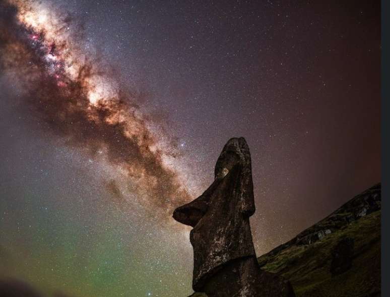 Via Láctea brilha sobre Moai na Ilha de Páscoa