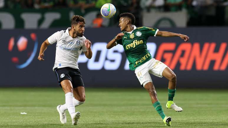 Jogador Estevão em disputa de bola com jogador do Grêmio (FOTO: CESAR GRECCO)