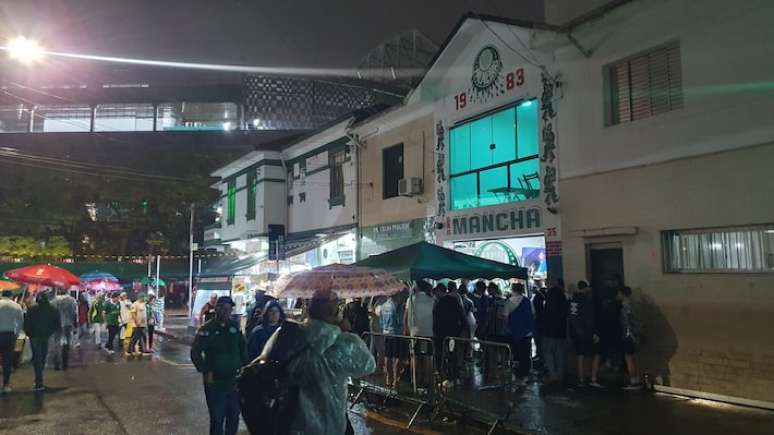 Integrantes da Mancha Alviverde não utilizavam uniforme da torcida mesmo na sede da organizada, onde confraternizavam com gremistas.