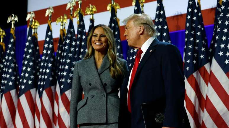 Melania Trump apareceu ao lado do marido na noite da eleição, sorrindo pouco antes de ele declarar vitória