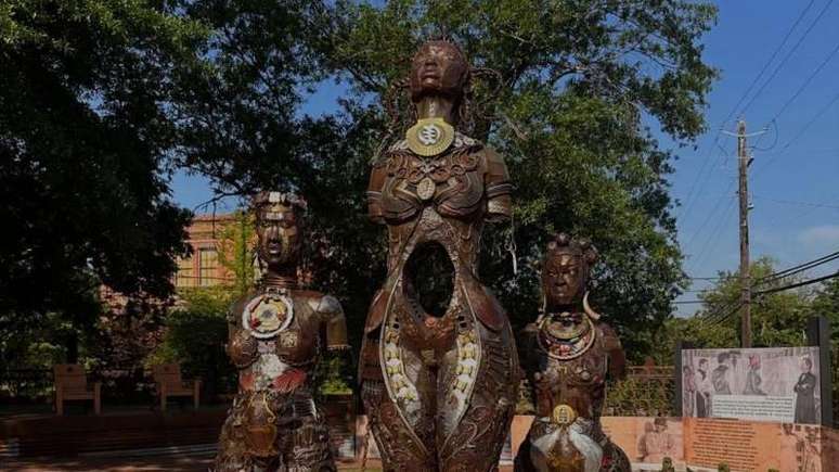 As cirurgiãs Anarcha, Lucy e Betsy, representadas pela escultora e ativista Michelle Browder no monumento às Mães da Ginecologia na cidade de Montgomery, no Estado do Alabama (EUA)