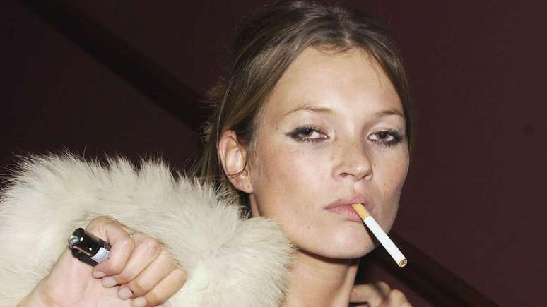 A modelo Kate Moss era vista com frequência com um cigarro nas décadas de 1990 e 2000