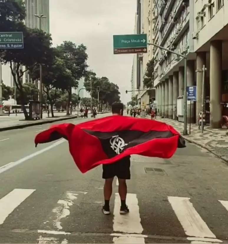 Torcedor do Flamengo Rodrigo Coimbra com a bandeira do Mais Querido