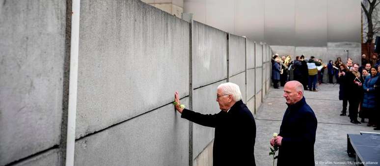 O presidente alemão Frank-Walter Steinmeier no Memorial do Muro de Berlim neste sábado