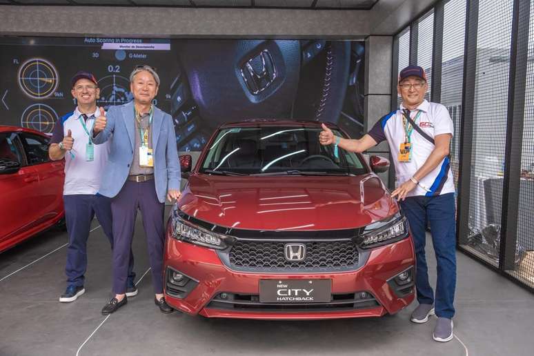 Toshihiro Mibe, acompanhado dos executivos da Honda Brasil, Vice-presidente Comercial, Roberto Akiyama e o Diretor Comercial, Marcelo Langrafe.