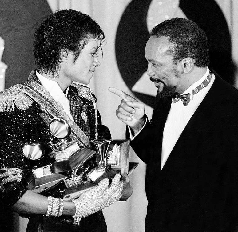 Quincy Jones e Michael Jackson na cerimônia de premiação do Grammy de 1984