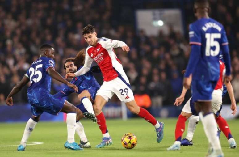 Divulgação Arsenal - Legenda: Martinelli recebe a marcação do Chelsea. Atacante do Arsenal fez o gol de seu time neste 1 a 1