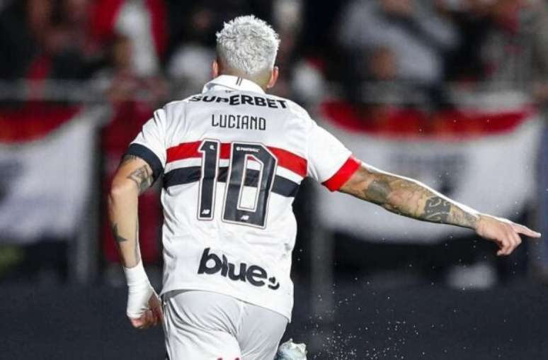 Divulgação/ São Paulo - Legenda: Luciano corre para comemorar o primeiro gol do São Paulo sobre o Athletico