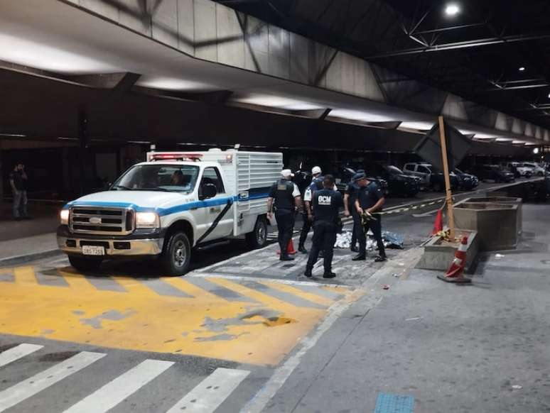 Policiais na cena da morte, na área de embarque e desembarque do Aeroporto Internacional de Guarulhos (SP)