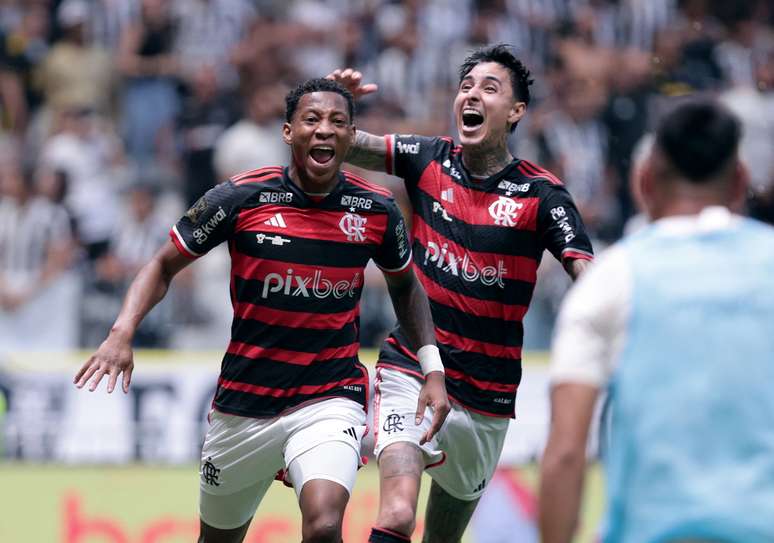 Jogadores do Flamengo comemoram gol contra o Atlético-MG na final da Copa do Brasil 