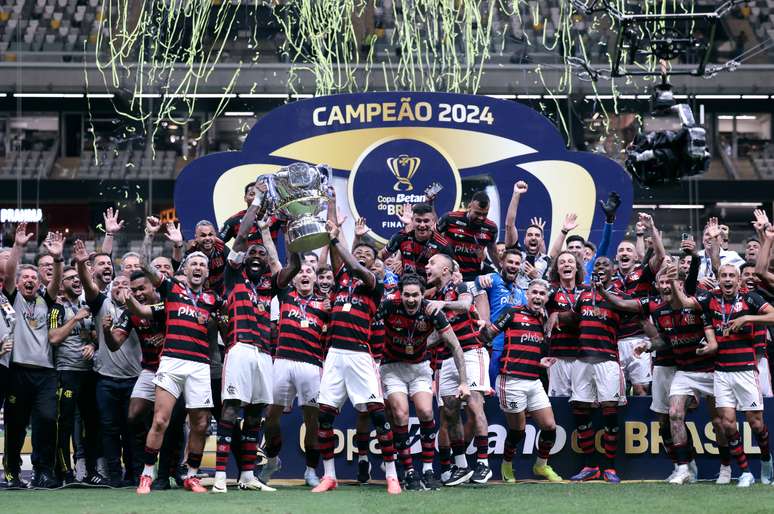 Flamengo levanta a taça da Copa do Brasil 