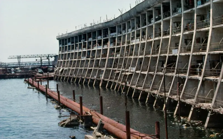 Vista detalhada de um dos edifícios residenciais de Neft Dashlari. Foto tirada em 1997.