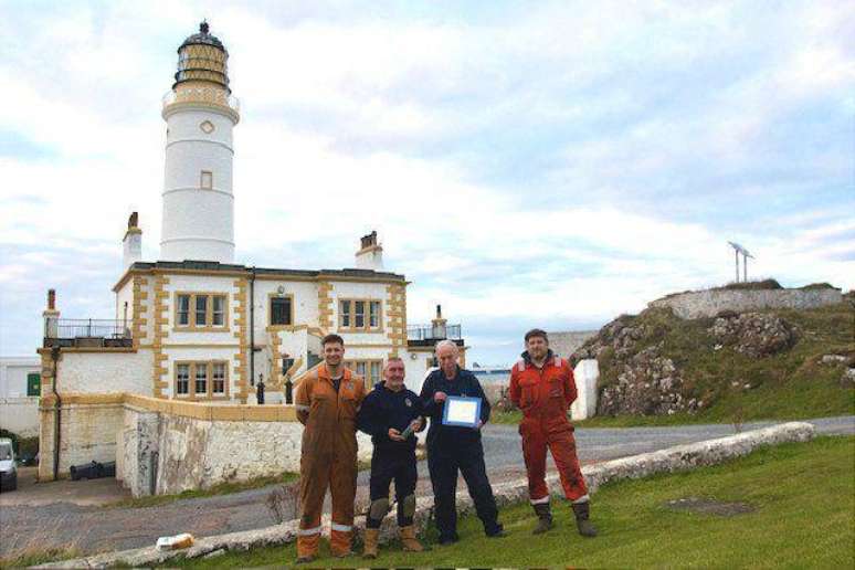 Ross (à direita) encontrou a garrafa com seus colegas Morgan Dennison e Neil Armstrong antes de entregá-la ao guardião do Farol de Corsewall para abri-la