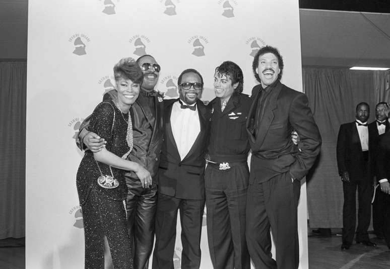 Dionne Warwick, Stevie Wonder, Quincy Jones, Michael Jackson e Lionel Richie comemorando depois que We Are The World ganhou quatro Grammys em 1986