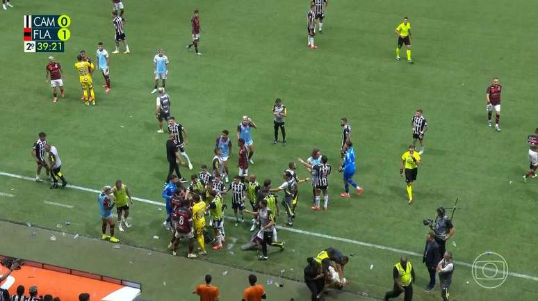 Confusão no gramado marca final da Copa do Brasil, neste domingo, em Belo Horizonte –