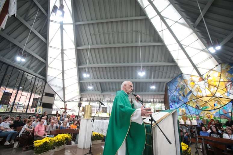 Padre Júlio Lancellotti e entidades de direitos humanos fazem homenagem a Ryan da Silva Andrade Santos, na missa deste domingo, em São Paulo. O garoto de 4 anos foi morto durante uma ação da PM em Santos