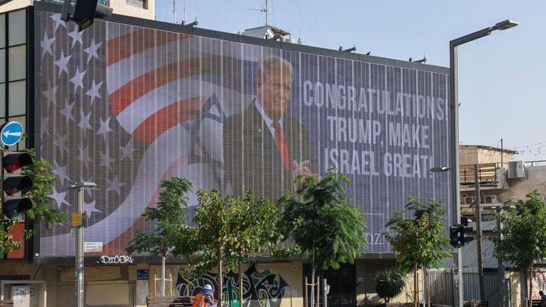 Outdoor em Tel Aviv parabenizando Donald Trump pela vitória na eleição