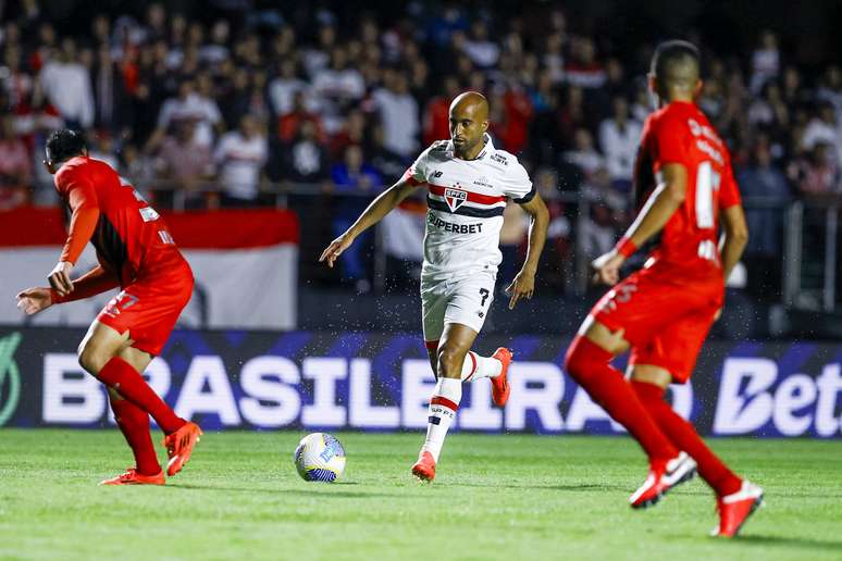 Lucas Moura, do São Paulo, durante partida contra o Athletico-PR pelo Campeonato Brasileiro